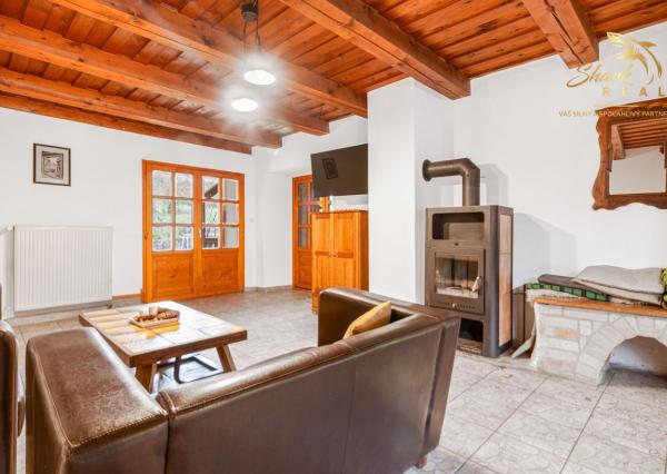 Útulná chata usadená v krásnom prostredí Štiavnických vrchov