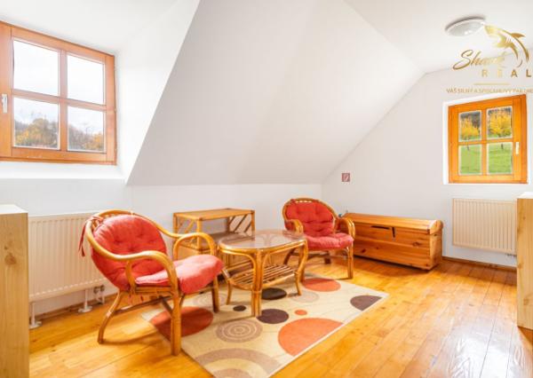 Útulná chata usadená v krásnom prostredí Štiavnických vrchov