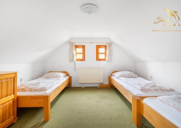 Útulná chata usadená v krásnom prostredí Štiavnických vrchov