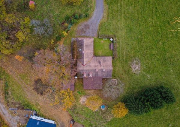 Útulná chata usadená v krásnom prostredí Štiavnických vrchov