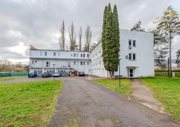  Na predaj ubytovací objekt v obci Koškovce – 26 izieb, parkovanie, garáže 