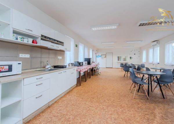  Na predaj ubytovací objekt v obci Koškovce – 26 izieb, parkovanie, garáže 