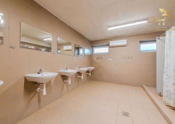  Na predaj ubytovací objekt v obci Koškovce – 26 izieb, parkovanie, garáže 