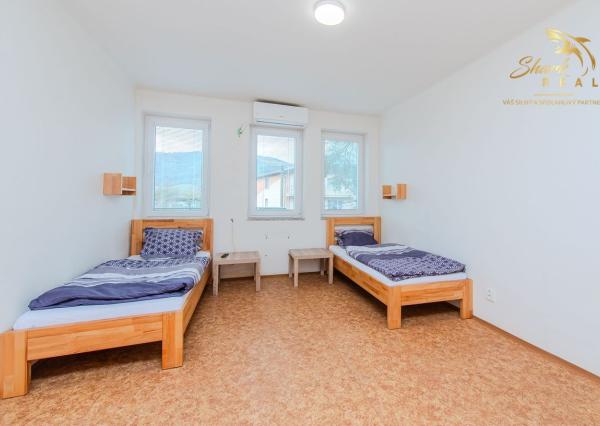  Na predaj ubytovací objekt v obci Koškovce – 26 izieb, parkovanie, garáže 