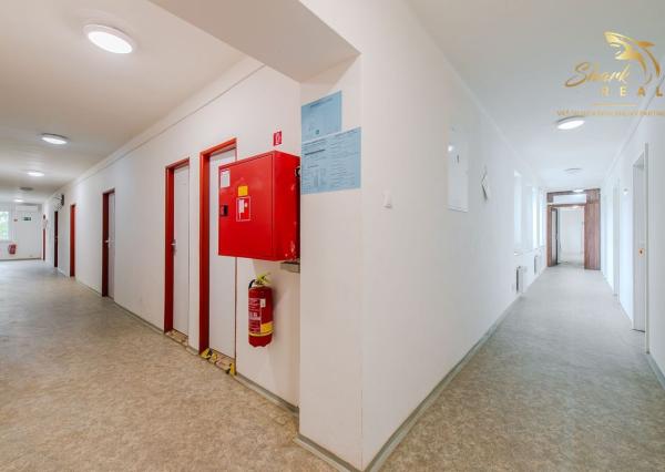  Na predaj ubytovací objekt v obci Koškovce – 26 izieb, parkovanie, garáže 