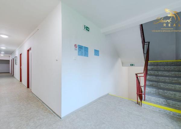  Na predaj ubytovací objekt v obci Koškovce – 26 izieb, parkovanie, garáže 