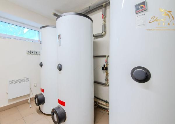  Na predaj ubytovací objekt v obci Koškovce – 26 izieb, parkovanie, garáže 