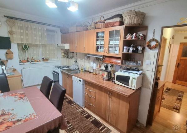 Na predaj 2- izbový byt na ulici Komenského s teraskou a záhradkou 