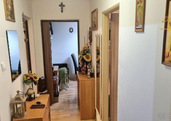 Na predaj 2- izbový byt na ulici Komenského s teraskou a záhradkou 