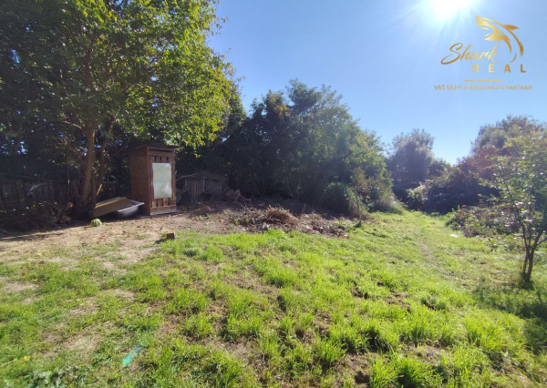 Stavebný pozemok so starším domom na predaj 