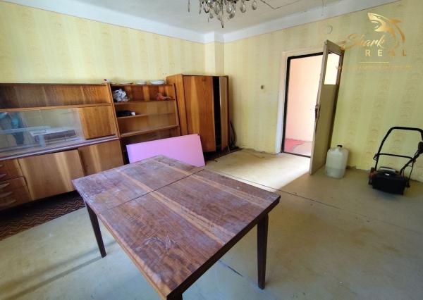 Stavebný pozemok so starším domom na predaj 