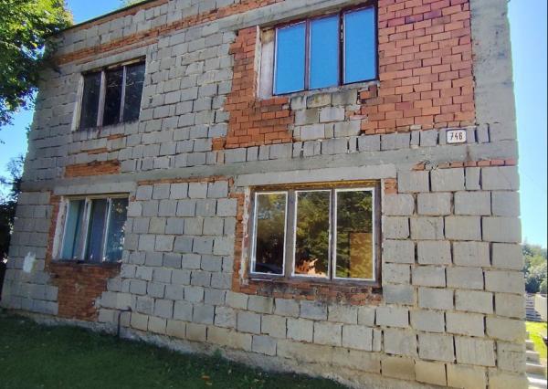 Stavebný pozemok so starším domom na predaj 