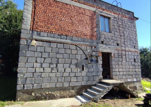 Stavebný pozemok so starším domom na predaj 