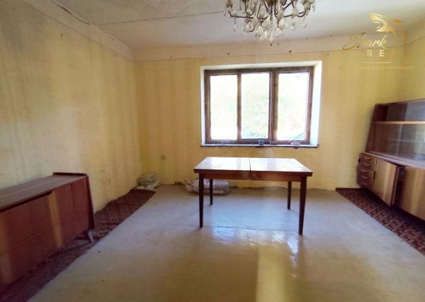 Stavebný pozemok so starším domom na predaj 