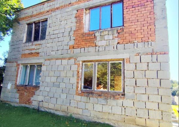 Stavebný pozemok so starším domom na predaj 