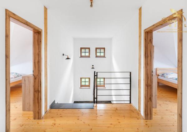 Krásna chata pod lesom s veľkým pozemkom.