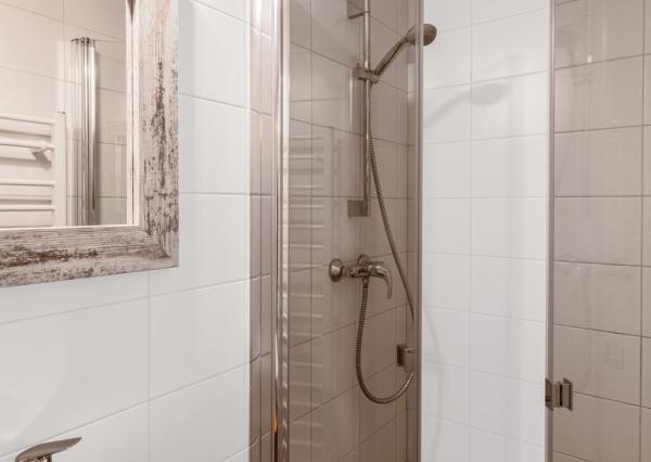 Krásna chata pod lesom s veľkým pozemkom.