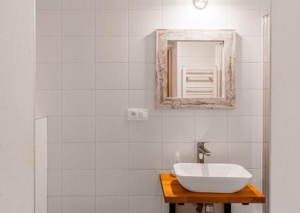 Krásna chata pod lesom s veľkým pozemkom.