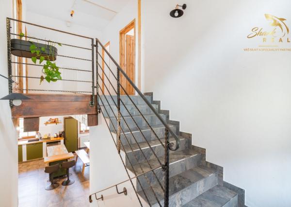 Krásna chata pod lesom s veľkým pozemkom.