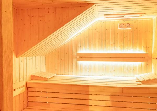 Krásna chata pod lesom s veľkým pozemkom.