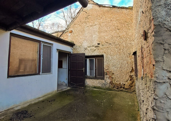 Rodinný dom s projektom a povolením v tichej časti Devínskej Novej Vsi