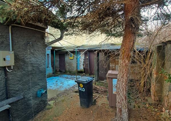 Rodinný dom s projektom a povolením v tichej časti Devínskej Novej Vsi