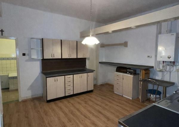 Na predaj: 3-izbový rodinný dom s veľkým pozemkom a rybníkom – len 6 km od Galanty!