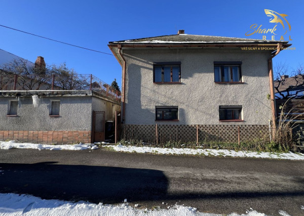 Rodinný dom s garážou.