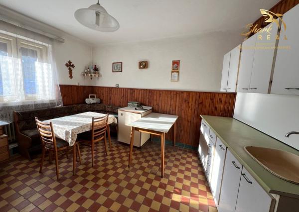 Rodinný dom s garážou.