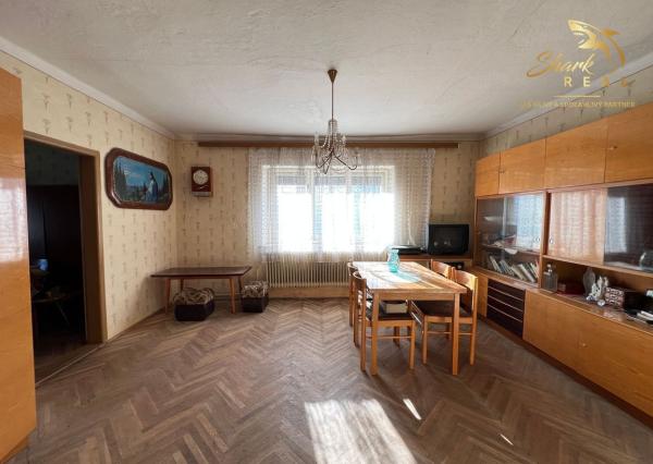 Rodinný dom s garážou.