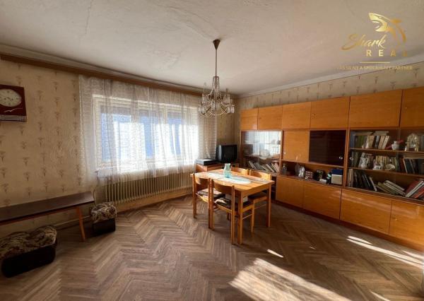 Rodinný dom s garážou.