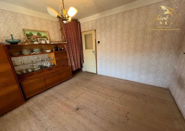 Rodinný dom s garážou.