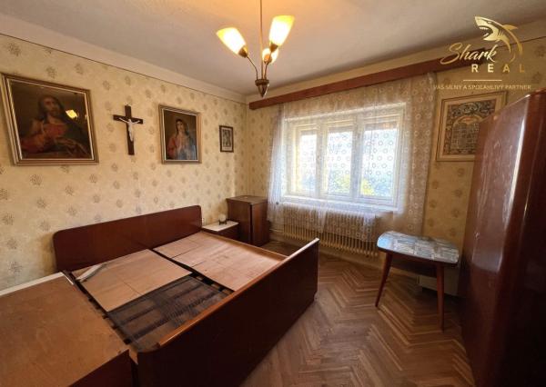 Rodinný dom s garážou.