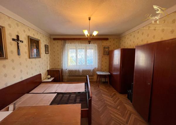 Rodinný dom s garážou.