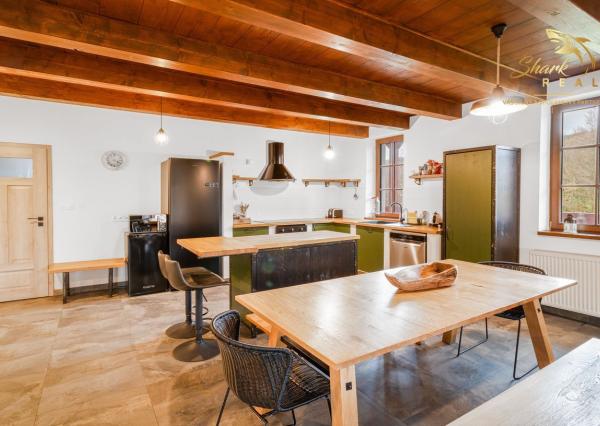 Krásna chata pod lesom s veľkým pozemkom.