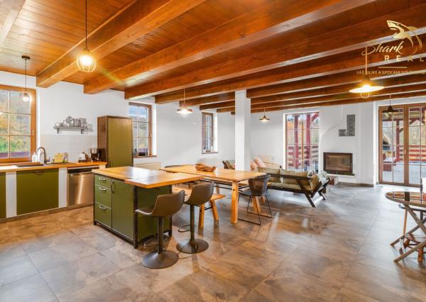 Krásna chata pod lesom s veľkým pozemkom.