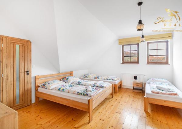 Krásna chata pod lesom s veľkým pozemkom.