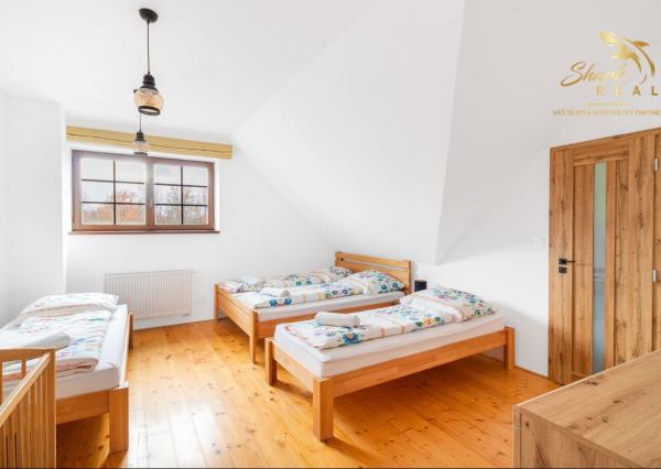 Krásna chata pod lesom s veľkým pozemkom.