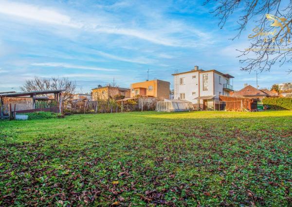 VÝRAZNE ZNÍŽENÁ CENA - Pekný rodinný dom neďaleko centra mesta