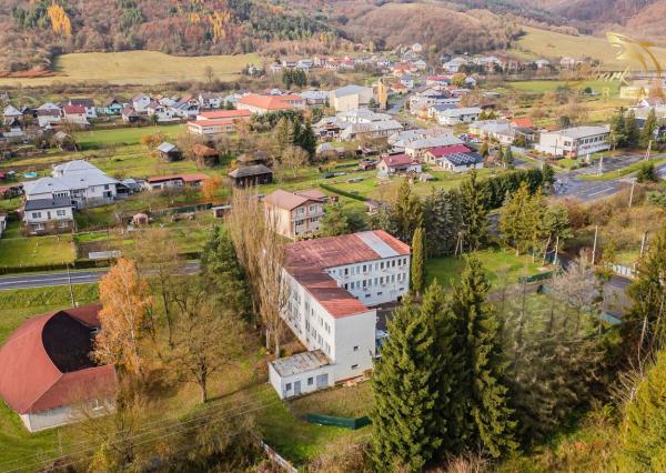  Predaj / Prenájom ubytovací objekt v obci Koškovce – 26 izieb, parkovanie, garáže 