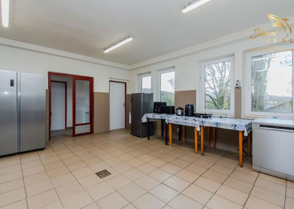  Predaj / Prenájom ubytovací objekt v obci Koškovce – 26 izieb, parkovanie, garáže 