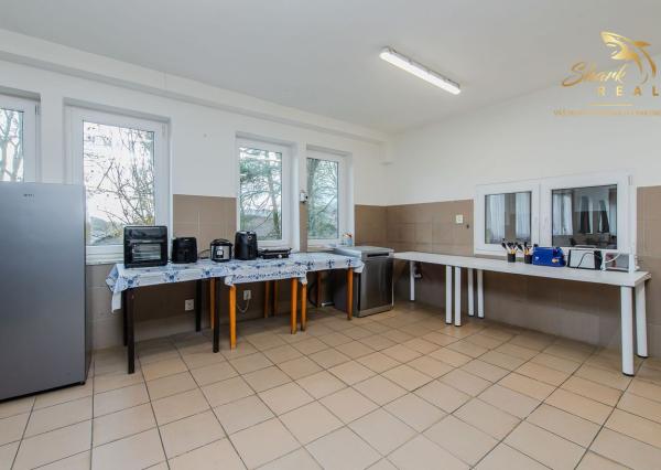  Predaj / Prenájom ubytovací objekt v obci Koškovce – 26 izieb, parkovanie, garáže 