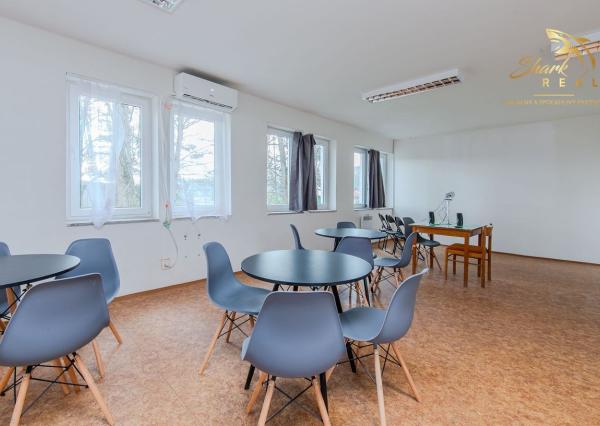  Predaj / Prenájom ubytovací objekt v obci Koškovce – 26 izieb, parkovanie, garáže 