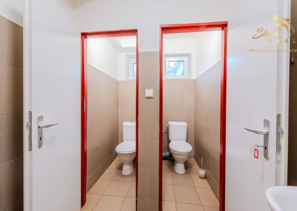  Predaj / Prenájom ubytovací objekt v obci Koškovce – 26 izieb, parkovanie, garáže 