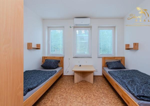  Predaj / Prenájom ubytovací objekt v obci Koškovce – 26 izieb, parkovanie, garáže 