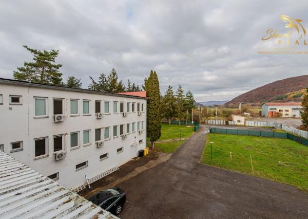  Predaj / Prenájom ubytovací objekt v obci Koškovce – 26 izieb, parkovanie, garáže 