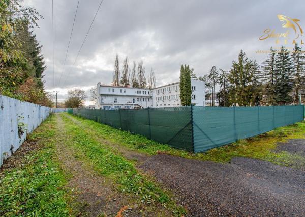  Predaj / Prenájom ubytovací objekt v obci Koškovce – 26 izieb, parkovanie, garáže 