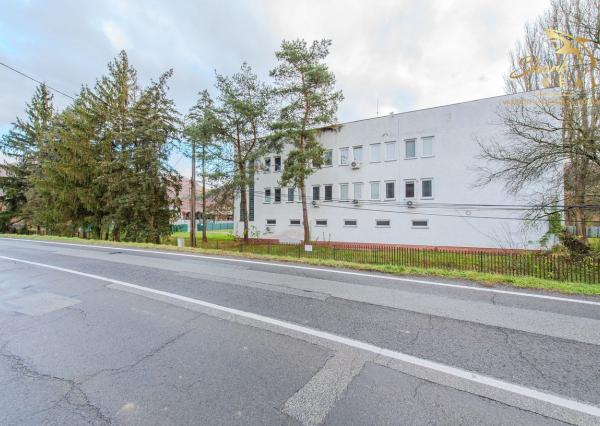  Predaj / Prenájom ubytovací objekt v obci Koškovce – 26 izieb, parkovanie, garáže 