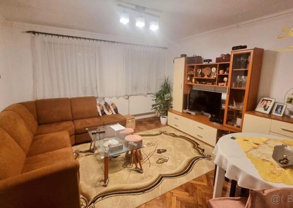 REZERVOVANÉ!! Na predaj 2- izbový byt na ulici Komenského s teraskou a záhradkou 