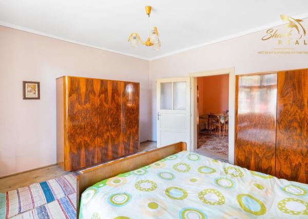 !ZNÍŽENÁ CENA! 6-izbový rodinný dom s veľkým pozemkom v Komjaticiach